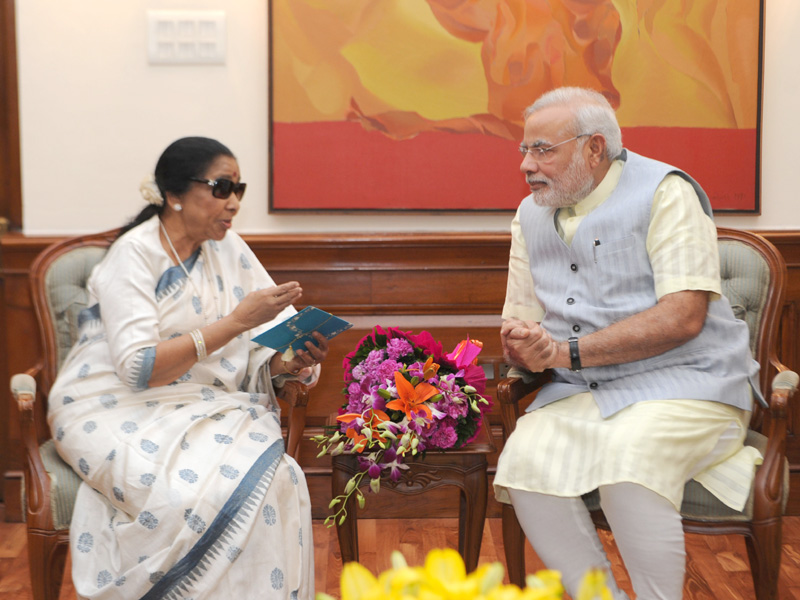 Asha Bhosle calls on PM Modi 